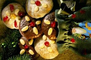 [title] - Zu Weihnachten gehört Lebkuchen einfach dazu. Weltweit bekannt ist der Nürnberger Lebkuchen, dessen Rezept bereits aus dem 15. Jahrhundert stammt.  Das beliebte traditionelle Weihnachtsgebäck darf heute nur dann den Namen Nürnberger Lebkuchen  tragen, wenn es innerhalb der Nürnberger Stadtgrenzen gebacken wurde. Hier finden Sie ein Rezept zum Nachbacken für Zuhause 