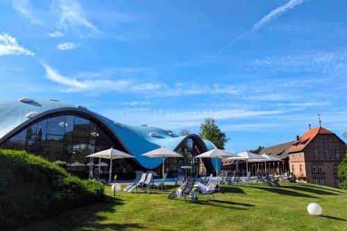 [title] - Erst in der Toscana Therme entspannen, danach durch Kurpark und Altstadt schlendern: Wir haben Bad Orb an einem Tag entdeckt und waren überrascht, wie gut sich Wellness und Ausflug hier verbinden lassen.