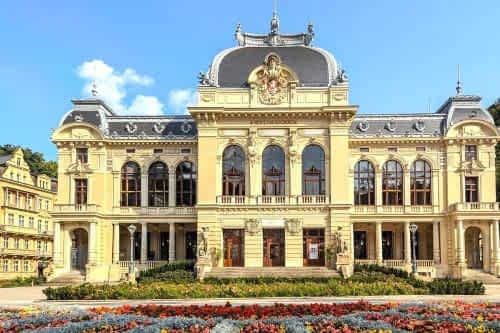 [title] - Drei berühmte Kurorte, drei ganz unterschiedliche Eindrücke: Wir haben Franzensbad, Marienbad und Karlsbad besucht – mit prächtigen Kolonnaden, Heilquellen und weitläufigen Kurparks. Unser Favorit? Ganz klar Karlsbad.