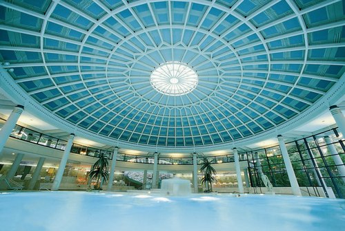 Seit je her pilgern Wellness-Hungrige in die Caravalla Therme.  Hier ist der Mineralgehalt besonders hoch und die Heilwirkung unterstütz beim Stress-Abbau, regeneriert und aktiviert den Körper. <br />Caracalla Therme, Baden-Baden