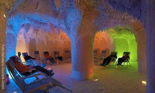 In der Crucenia Therme Bad Kreuznach können Besucher im warmen Solewasser und einem großen Süsswasserpool ihre Runden drehen, in der Salzgrotte entspannen und bei schönem Wetter auf der großen Sonnenterrasse die Aussicht auf die Nahe und den Kauzenberg genießen.